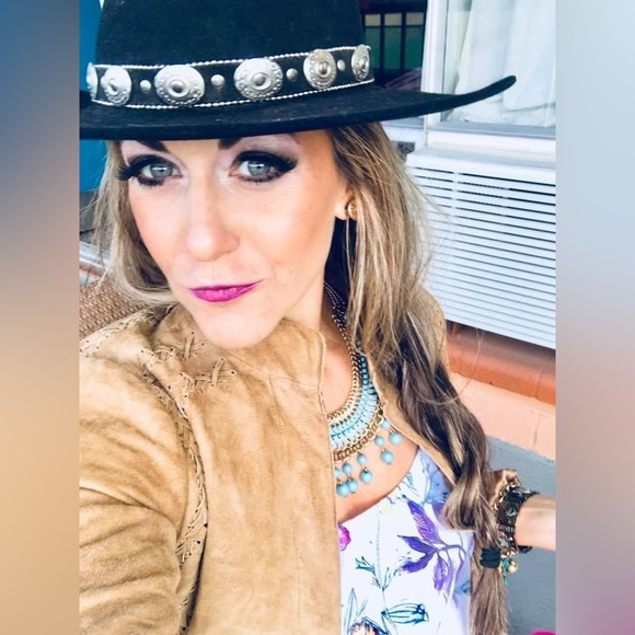 Meet your Posher, KT - Picture 7 of 8